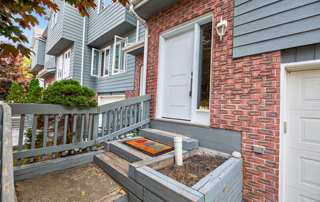 Building Photo - 10 Baker St