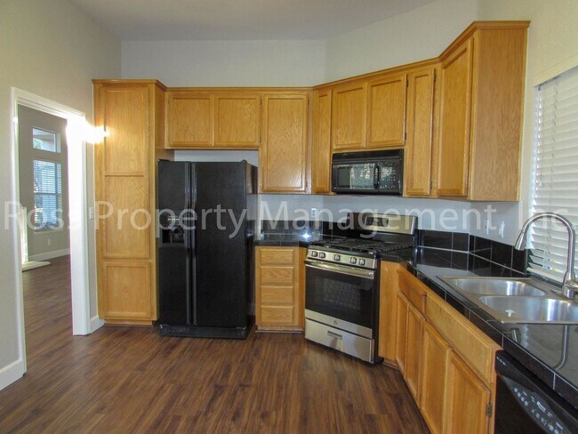 Building Photo - Immaculately Clean, rare single story on f...