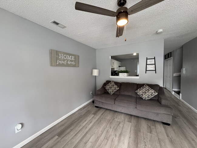 Foto del edificio - 205 Pinegrove Ct