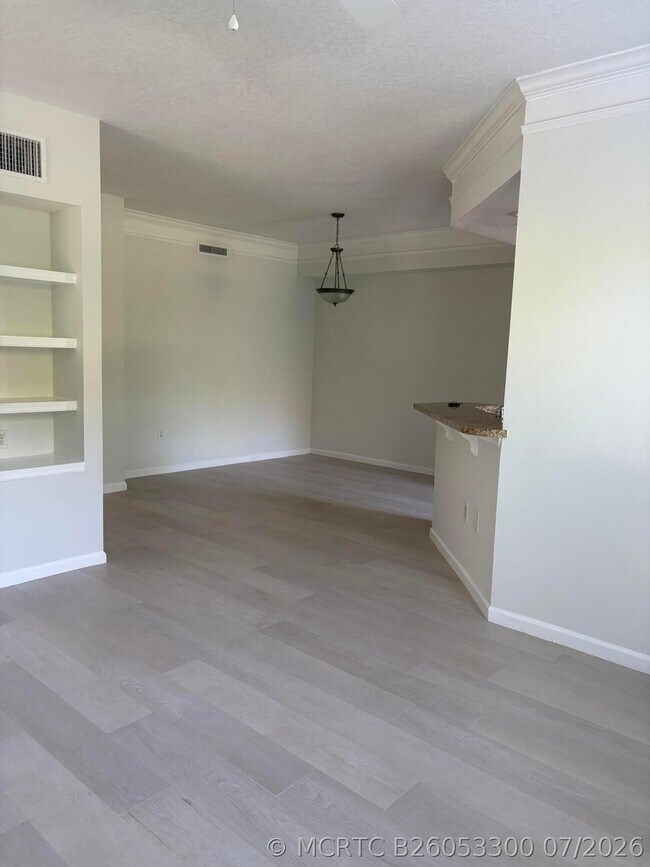 Building Photo - 2050 Alta Meadows Ln