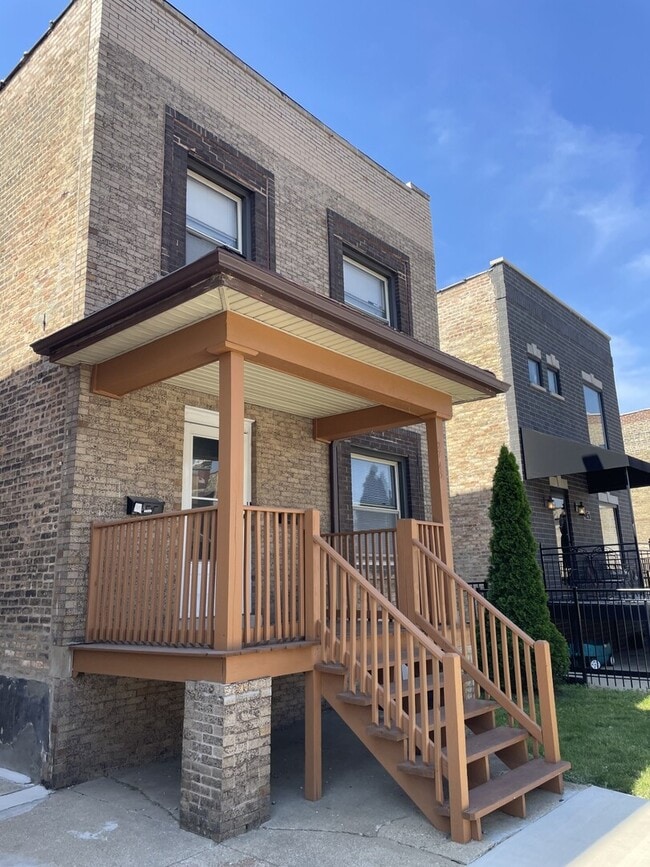 Building Photo - 2745 W Belmont Ave