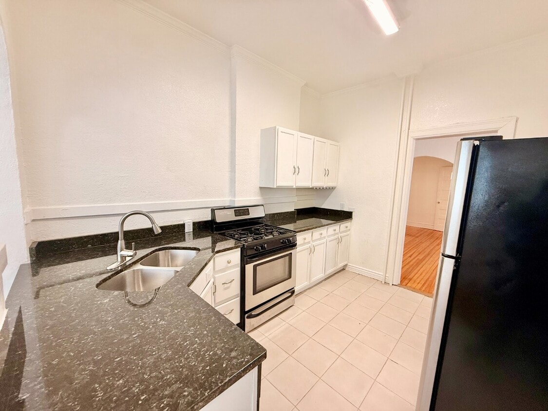 Gorgeous 1 Bed 1 Bath Apartment in Cap Hill! Available NOW! - Gorgeous 1 Bed 1 Bath Apartment in Cap Hill! Available NOW!