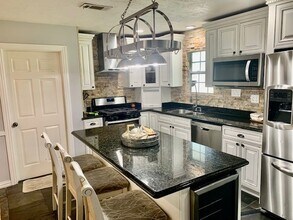 Building Photo - 1114 Bayou Cir