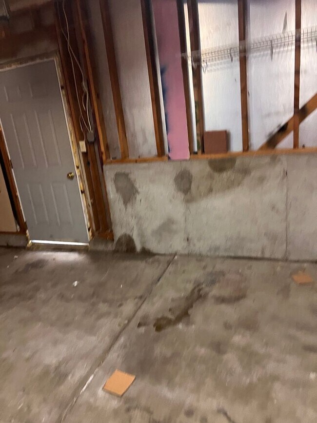 Building Photo - Large 3 Bedroom 2 Bathroom located in Gree...