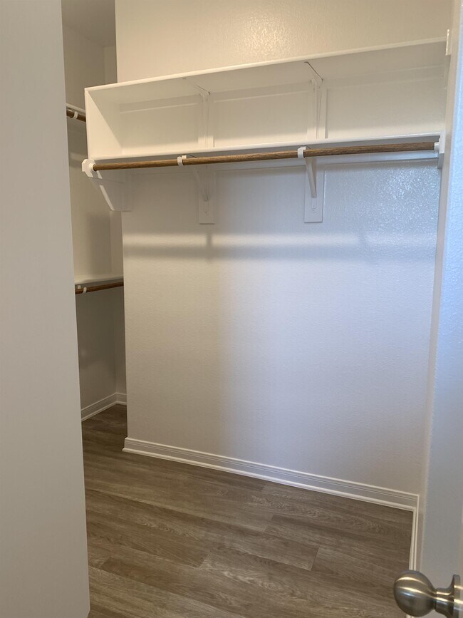 Foto del edificio - 1353 Aurora Grv Bnd