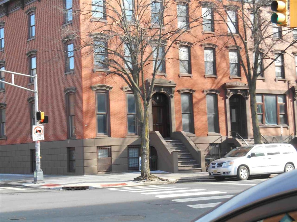 Primary Photo - 254 Grove St