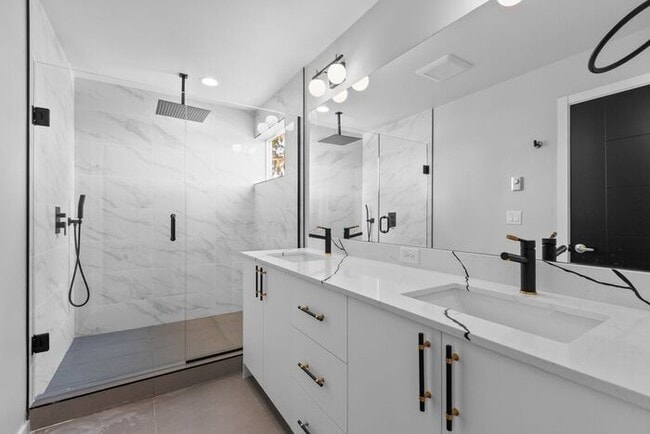 Building Photo - Newly Built Air-Conditioned Luxury Townhome in Highly Desired Admiral