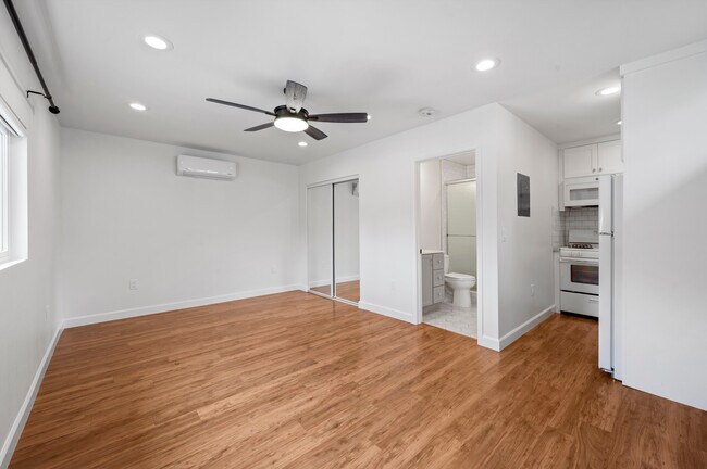 Studio space with AC/heater, fan, full size mirrored closet and bathroom - 618 S Citron St