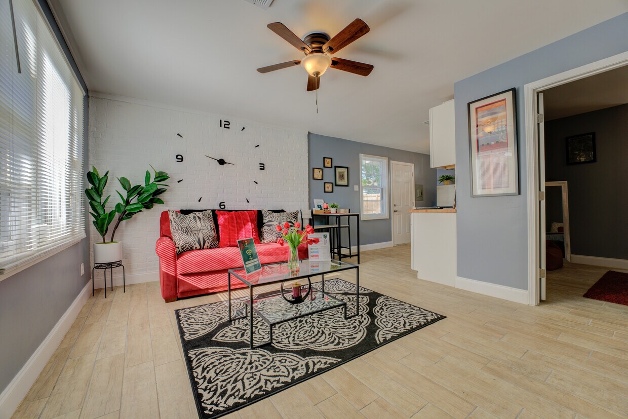 Primary Photo - 1050 N Parkway