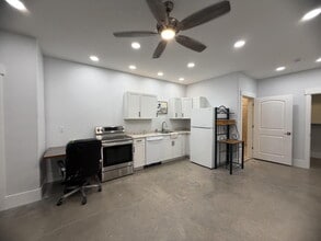 Building Photo - 5635 9200