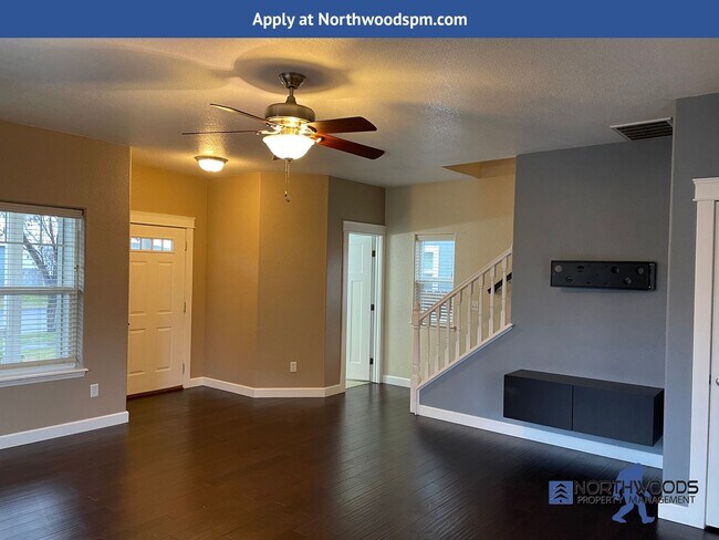Foto del edificio - Very Nice 3 Bedroom 2.5 Bathroom  ***2021 Sq. Ft Living Space***Located in Central Point with a L...