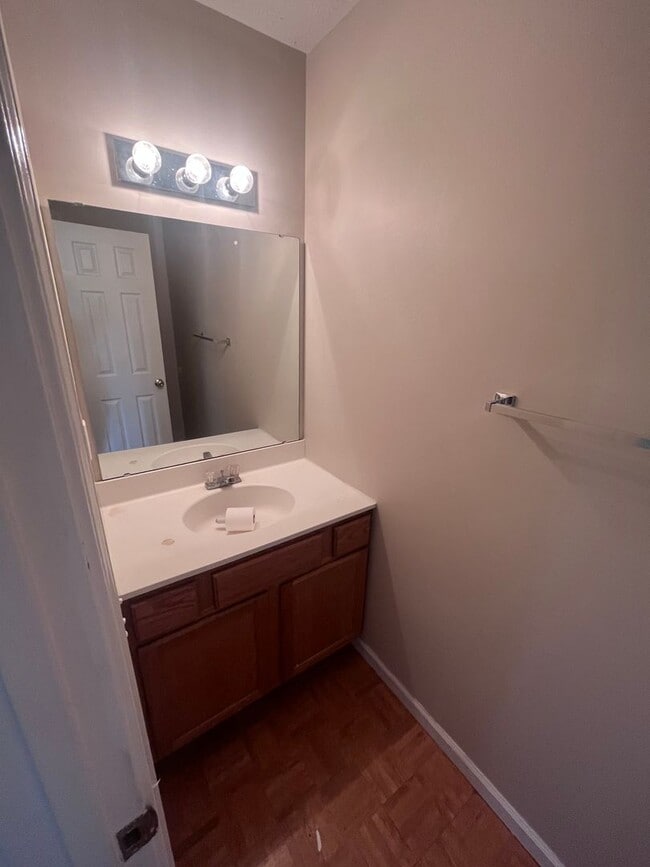 Building Photo - 3 Bedroom, 2.5 Bathroom Duplex