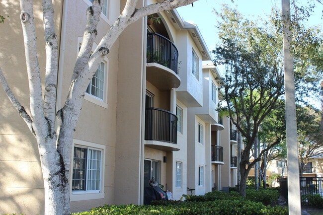 Foto del edificio - 1700 Crestwood Ct S