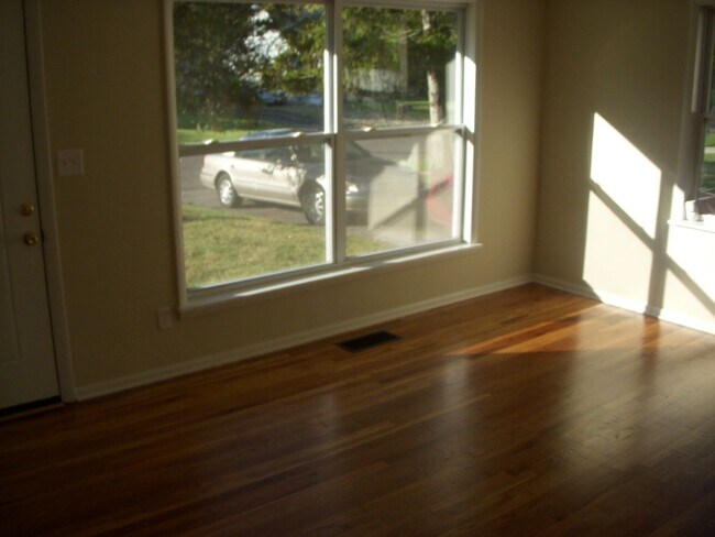 Foto del edificio - **REMODELED 2-BEDROOM HOUSE w/ GARAGE!!**