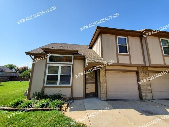 Foto del edificio - Spacious Duplex in Blue Valley-Available N...