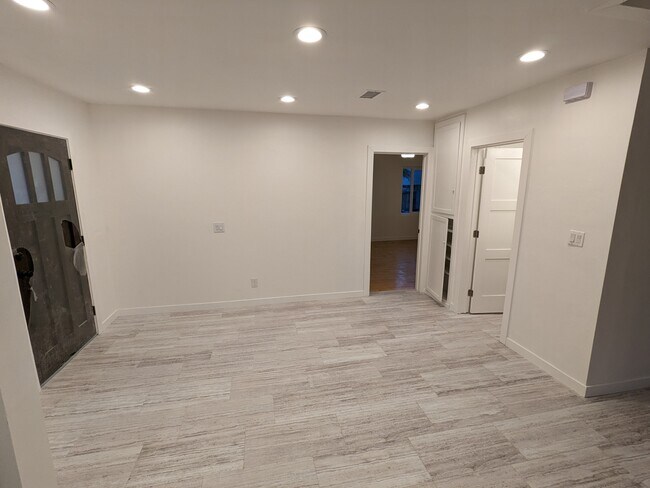 Foto del edificio - 17114 Elgar Ave