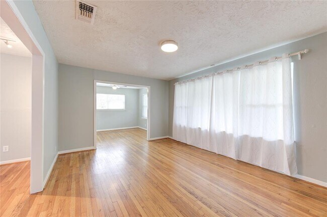 Foto del edificio - 5025 Hazelton St