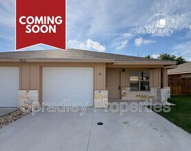 Building Photo - 1009 Llano Ct