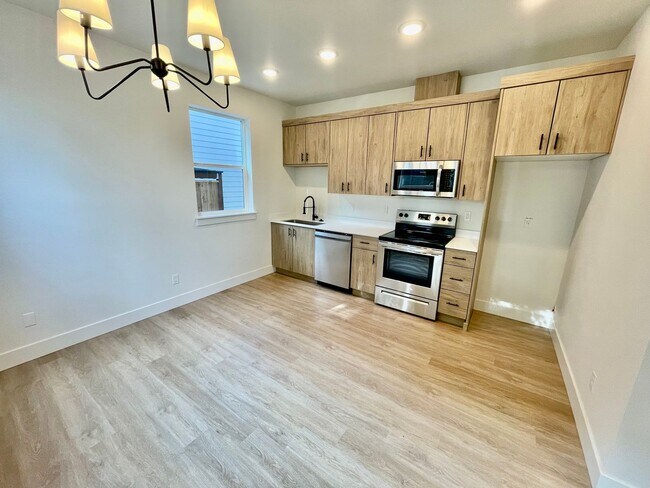 Building Photo - TWO WEEKS FREE RENT! Move-in Special! BRAN...