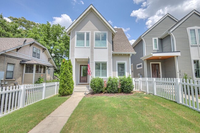 Building Photo - Luxurious 4BR Home Close to 12 South