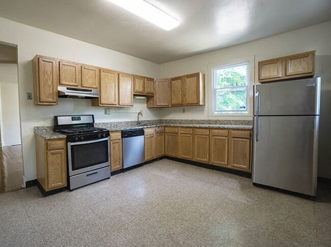Building Photo - Available 06/01/26 - 5 Bedroom Townhouse c...