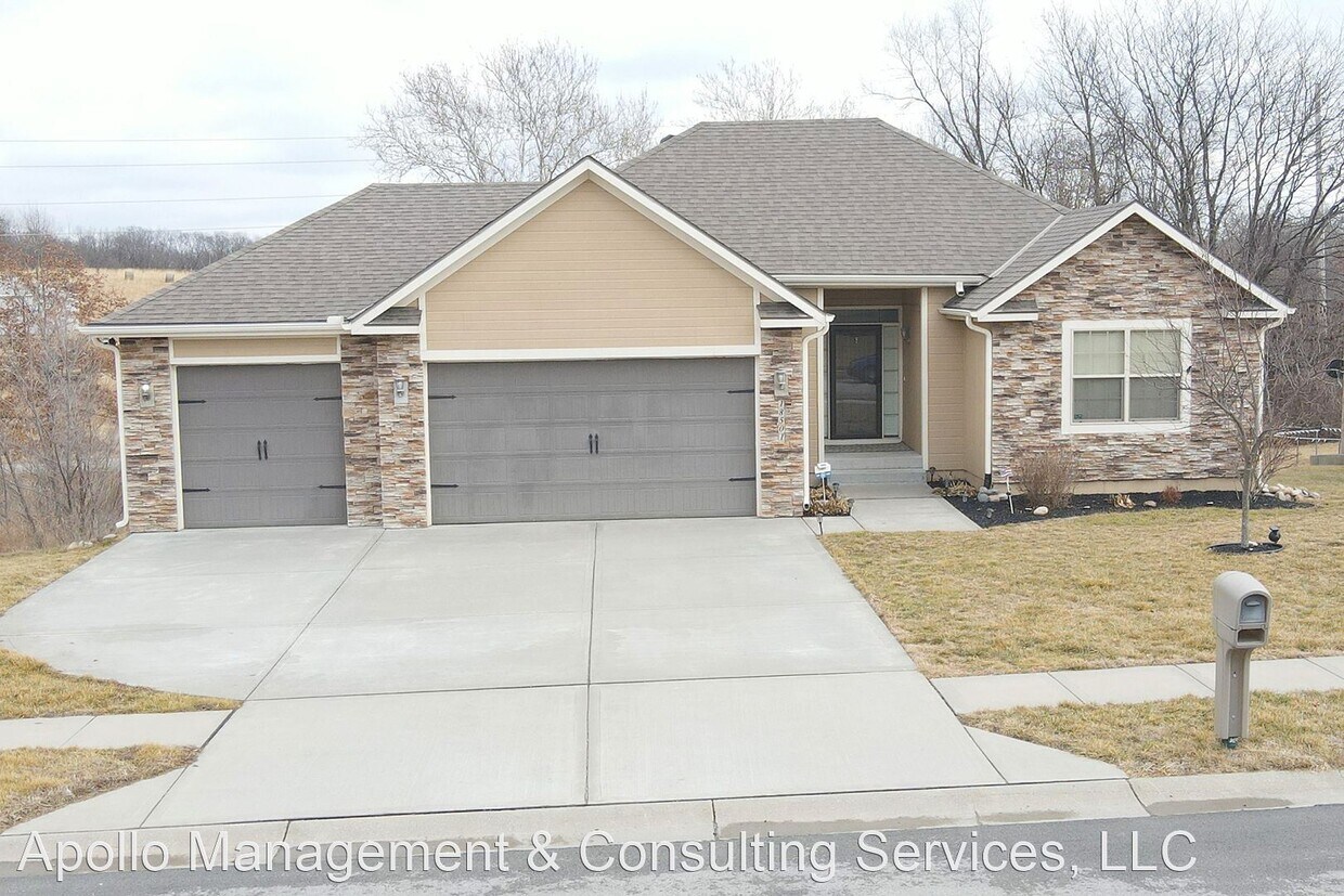 4 br, 3 bath House 18501 Rock Creek Dr. House Rental in Smithville