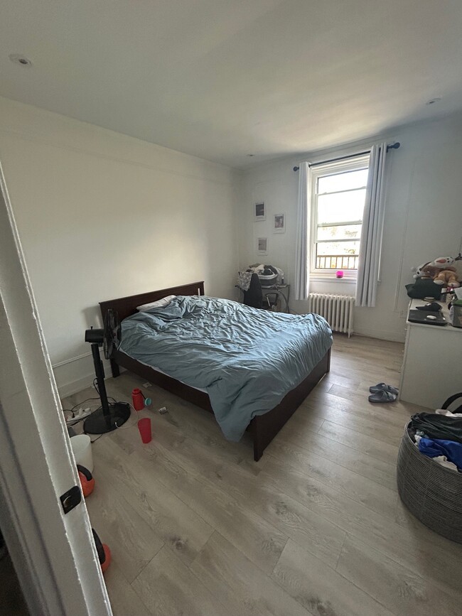Building Photo - 5550 Ch De La Côte-Saint-Luc