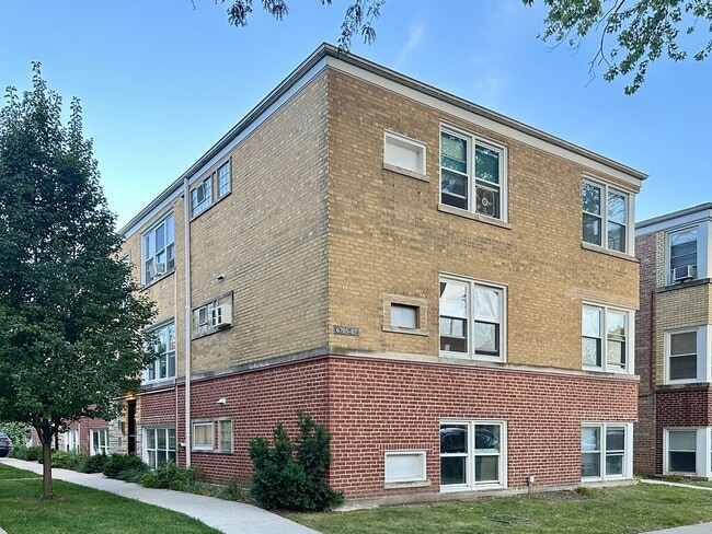 Building Photo - 6705 N California Ave