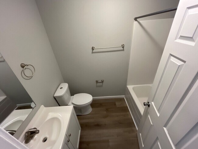 Foto del edificio - 301 W 7th St