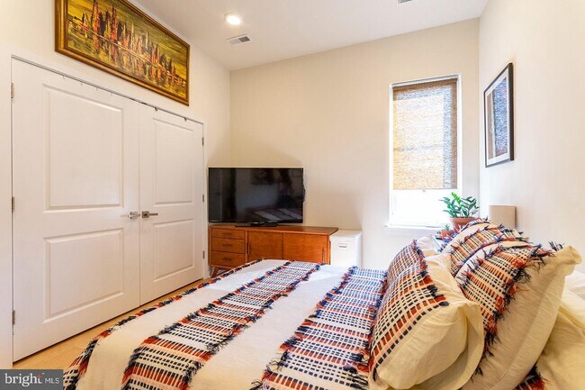 Foto del edificio - 627 E Girard Ave