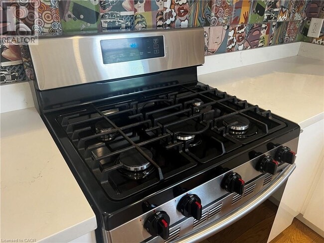 Building Photo - 158 Wellington St S