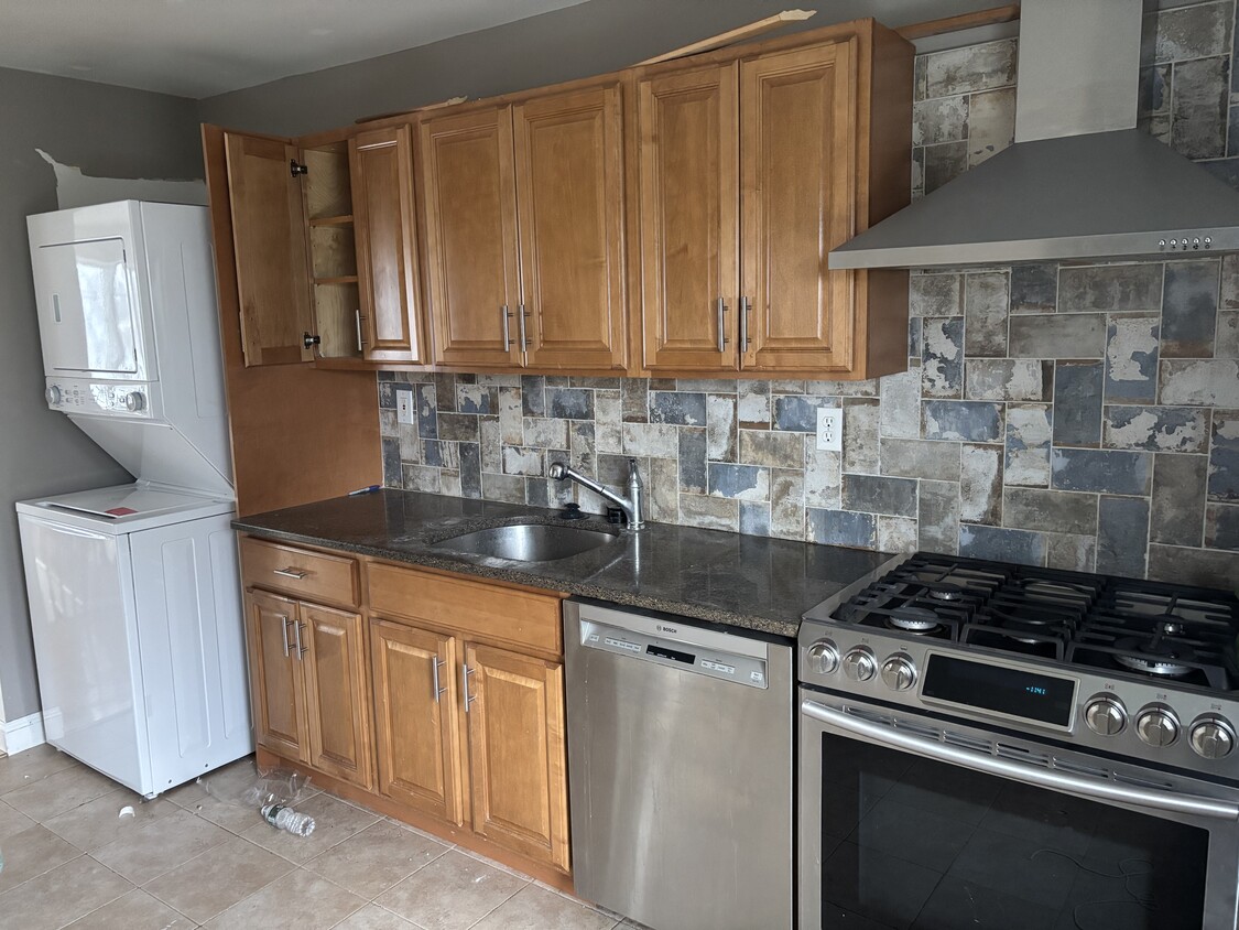 Kitchen with Washer dryer setup - 52 Evergreen Ave