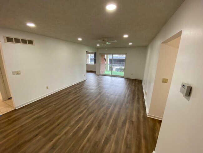 Building Photo - 27599 W Echo Vly