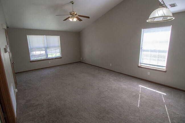 Building Photo - 637 Country Squire Ct