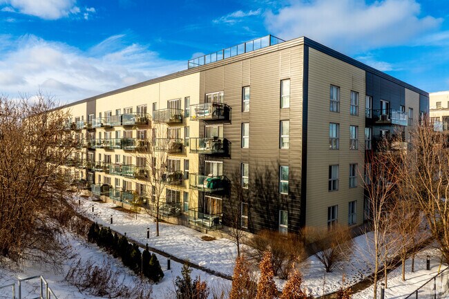 Building Photo - 9615 Av Papineau