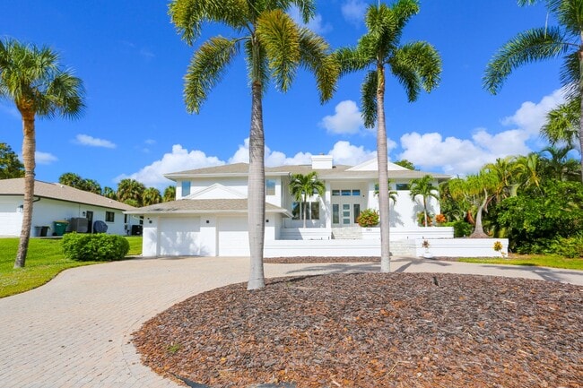Building Photo - ***GULF ACCESS/BOAT DOCK**SHORT TERM/SEASO...