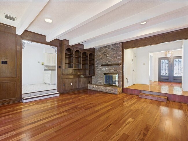 Foto del edificio - 412 Oakmont Ln N