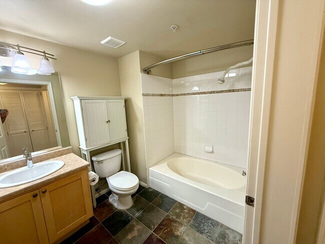 Foto del edificio - Spacious Bankers Hill Studio | In-Unit Laundry | A/C | Fireplace | Pool & Gym | 6-Month Lease