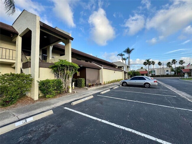 Foto del edificio - 1100 E Bay Dr
