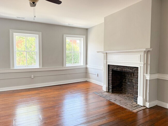 Foto del edificio - Renovated One-Bedroom Gem Steps from Train...