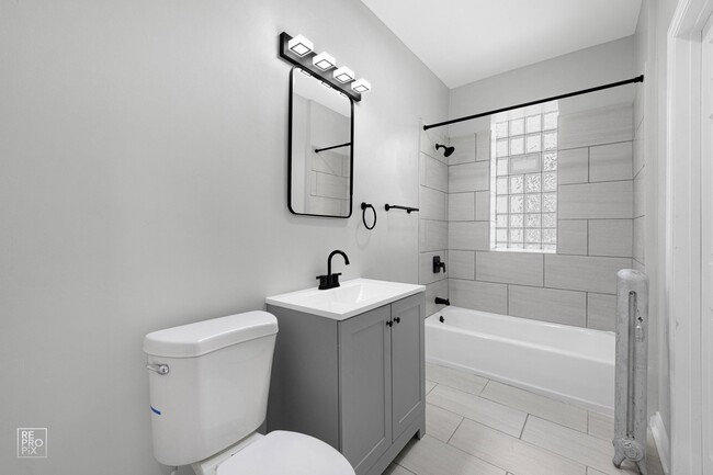 Foto del edificio - 2826 E 76th Pl