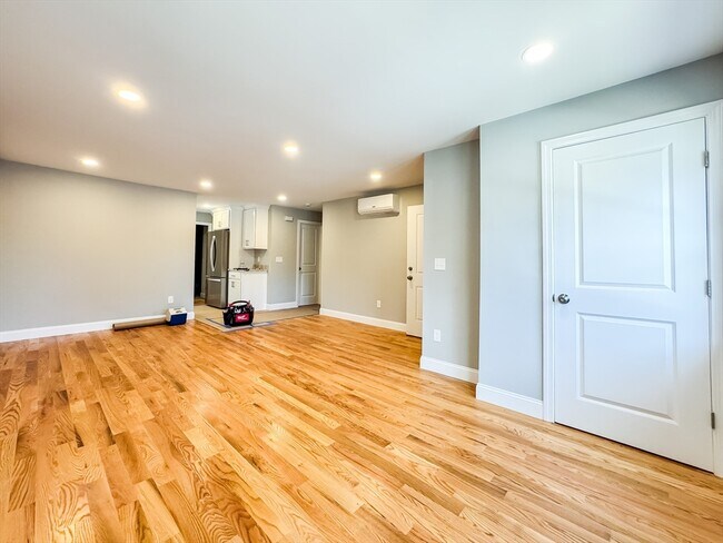 Building Photo - 58 Chestnut St