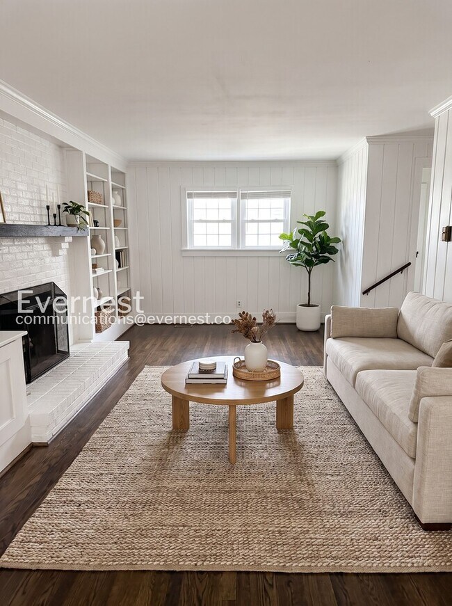 Building Photo - 4 Bed, 3 Bath Home with Fenced Yard / Pet-Friendly / Available Now!