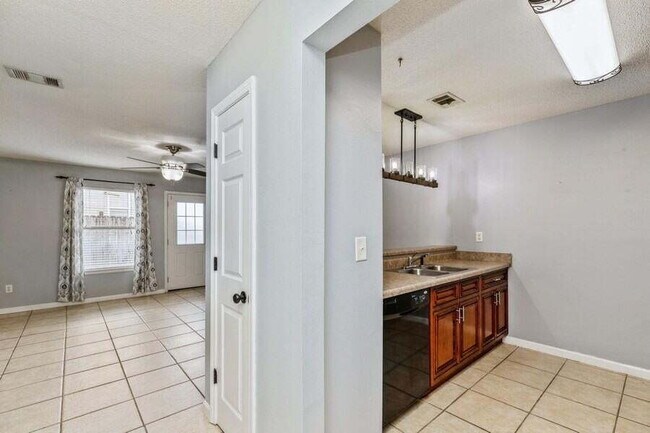 Foto del edificio - Exquisitely Renovated End Unit Townhome Ju...