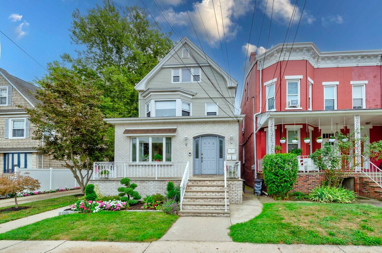 Primary Photo - 772 Avenue C