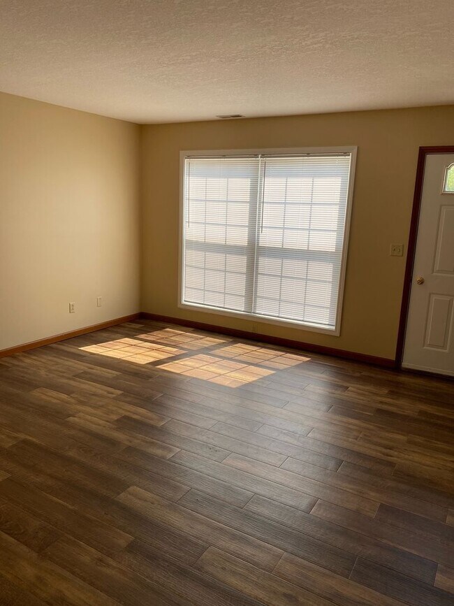 Foto del edificio - New Listing!!! 2 Bedroom in Albion!!!