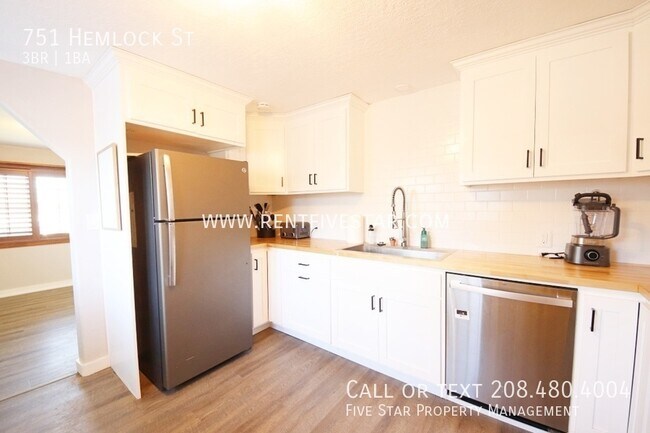 Building Photo - 751 Hemlock St