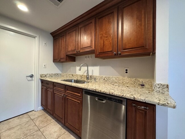 Building Photo - 233 Sagamore Hills Dr
