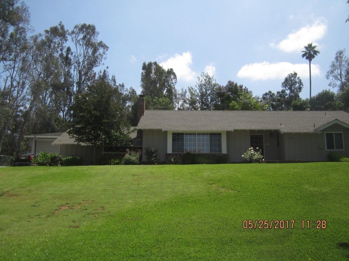 Primary Photo - 7458 Whitegate Ave