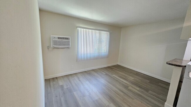 Foto del edificio - 6842 Fulton Ave
